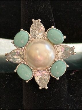 Beautiful rhinestone and turquoise and pearl ladies ring
Brand new